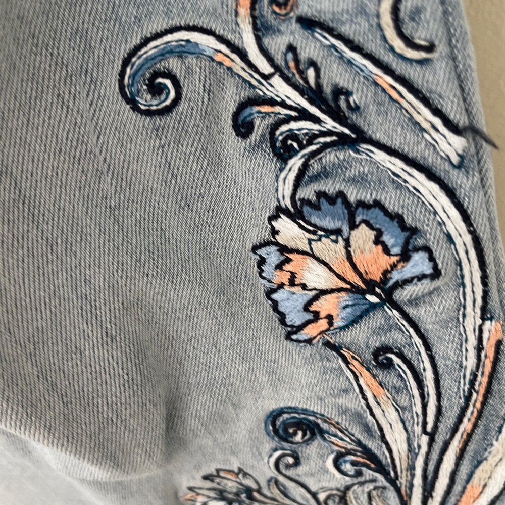 CHICOS Light Blue Ankle Jeans with Floral Embroidered Leg Detail Size 6 - Picture 7 of 14